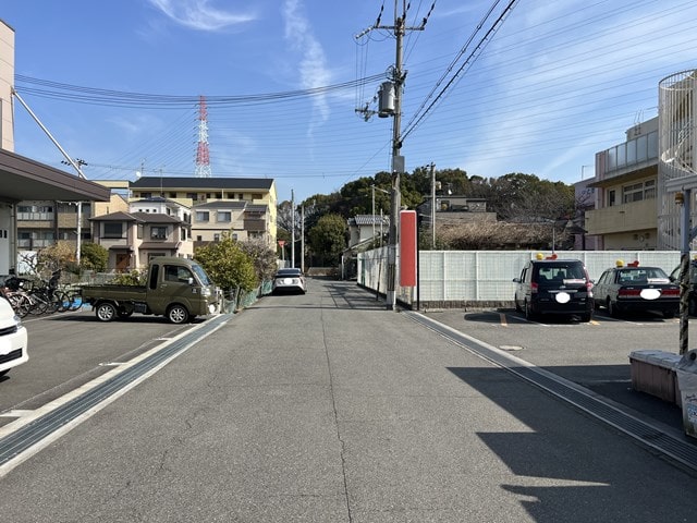 奥は道幅が狭くなっています。
