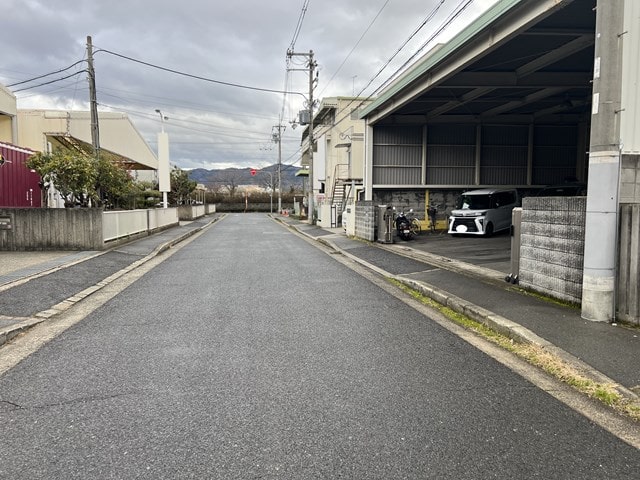 奥は道幅が狭くなっています。