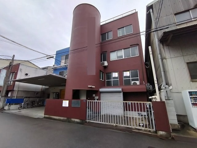 給食センターの名残があります。