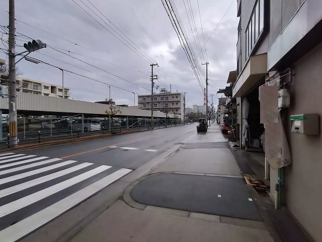 前面道路が広く車両が行き来しやすいです。