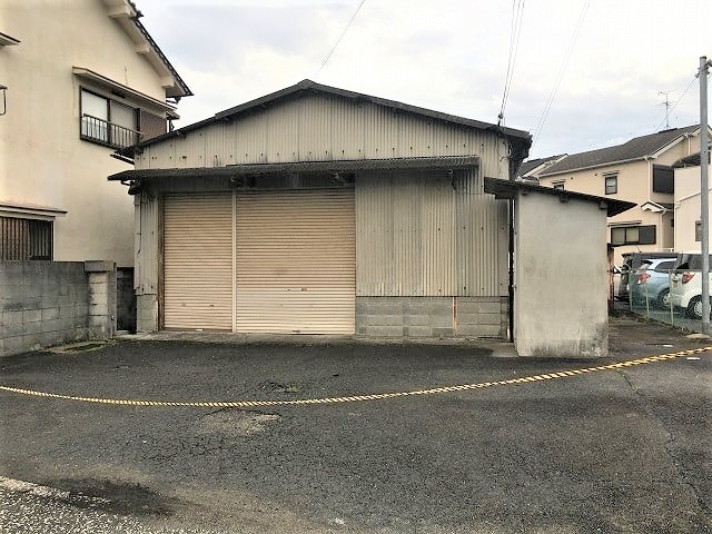 前面空地に駐車可能です。