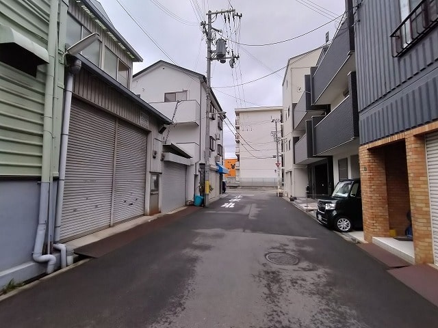 向かい側は住宅地となっております。