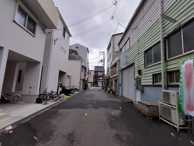 近くには幹線道路がございます。