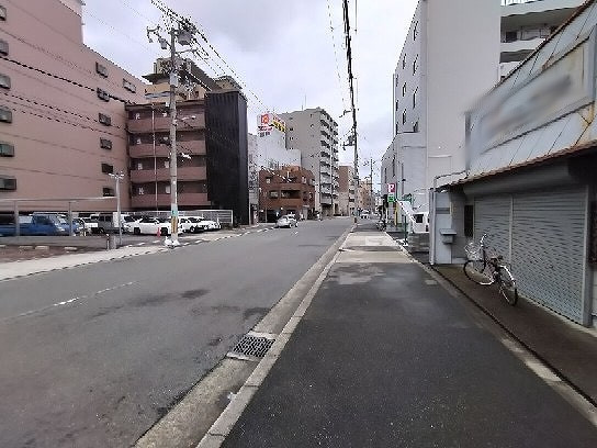 前面道路は広く車通りが少ないです。