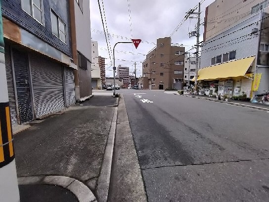 千日前通り沿いです。