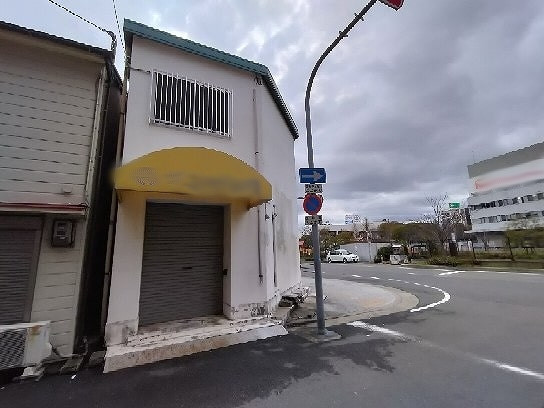 道角にございます。
