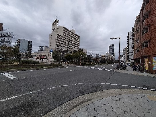 前面道路は広くなっております。