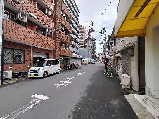 中に入ると少し道幅が狭くなります。