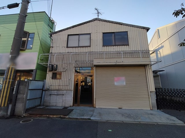 事務所付の貸倉庫です。