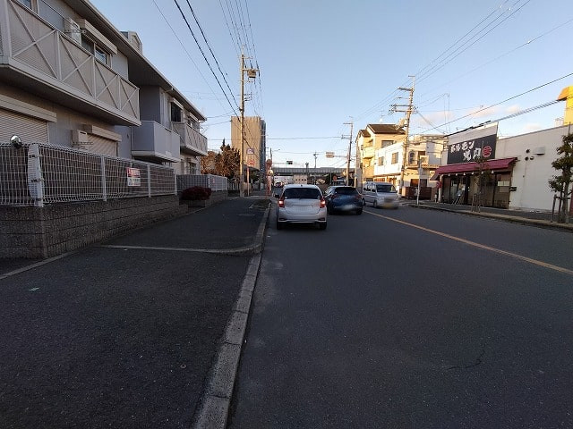 すぐ近くに中央大通りあります。