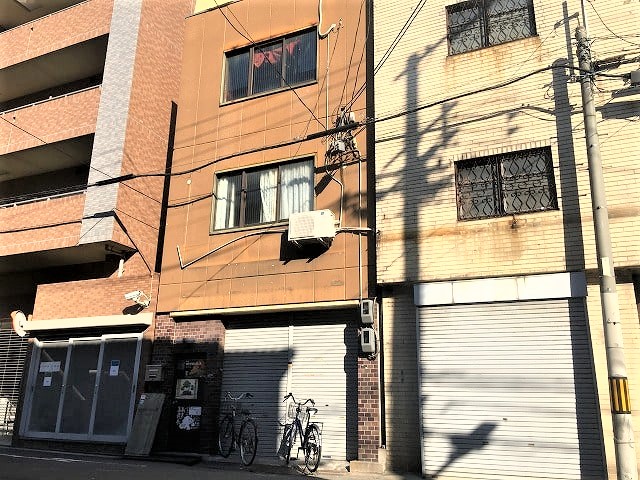 中央の茶色の建物が対象物件です。