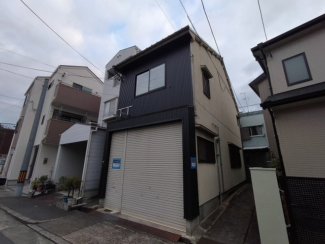 隣の物件と少し間あります。