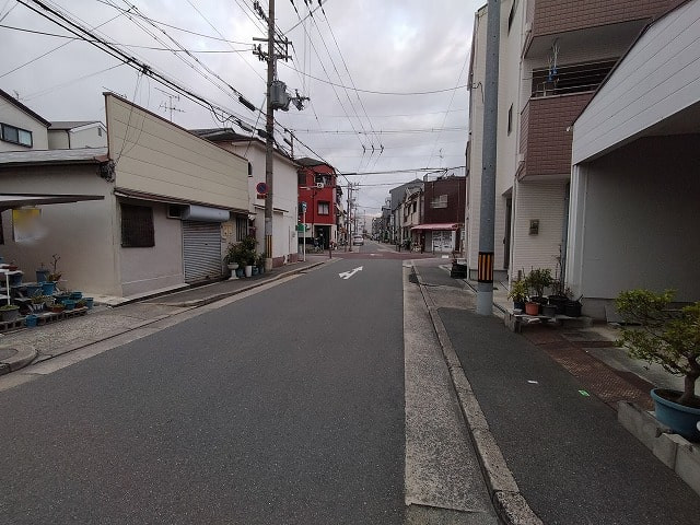 近くにはコンビニがございます。