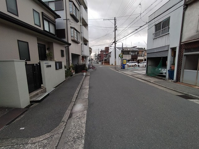 すぐそこは幹線道路です。