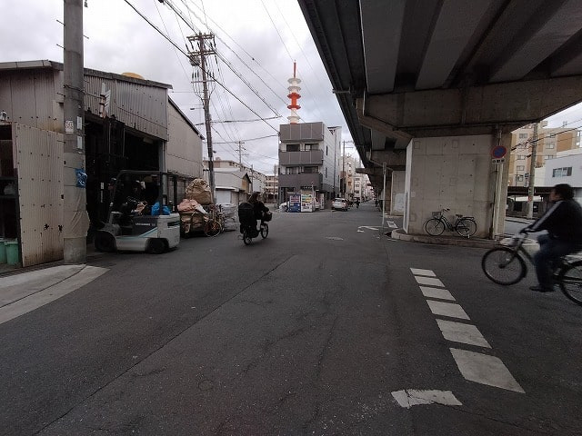 近くにはコンビニがございます。