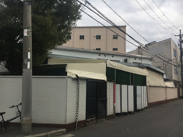 工場棟の入口になります。