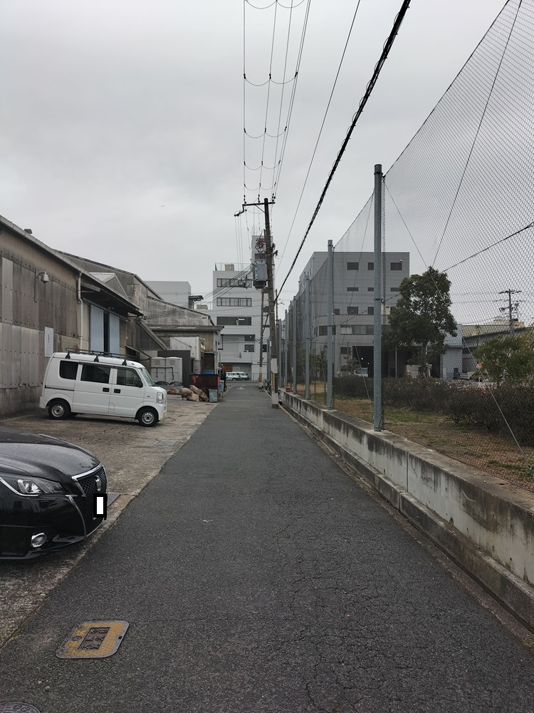 前面道路の通行は2ｔ車がギリギリです。