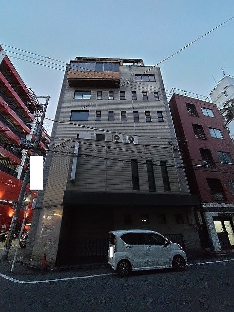 前面道路は交通量少な目です。