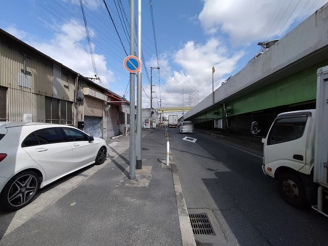 幹線道路沿いです。