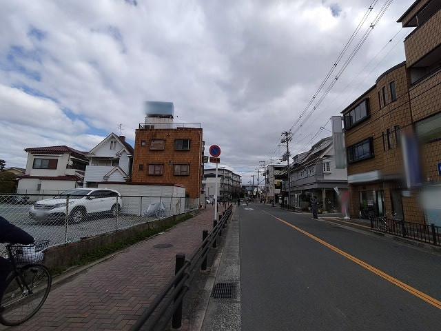 前面道路は二車線です。