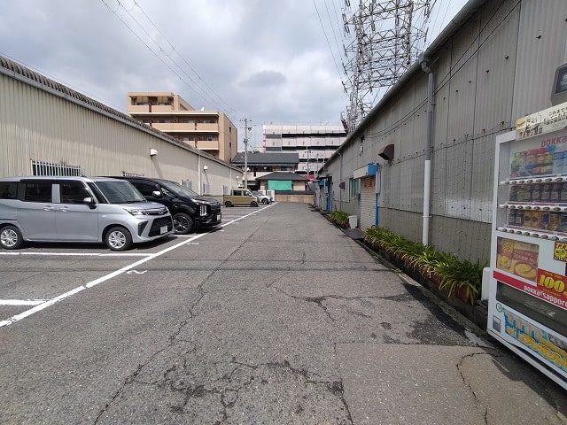 別契約にて敷地内駐車場があります。