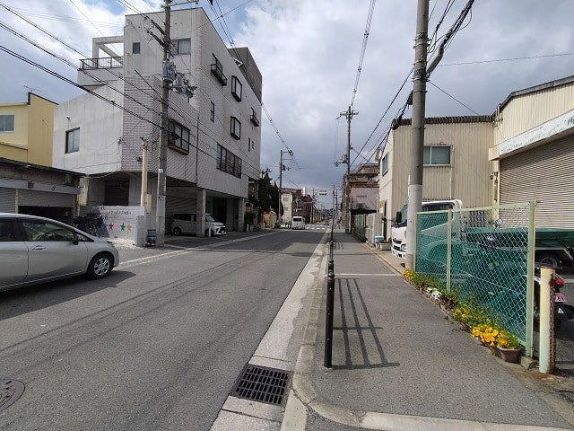 近くにコンビニがあります。