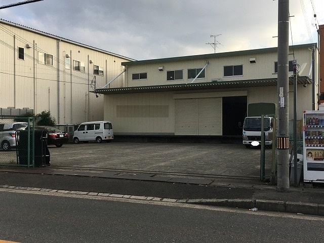 表側の出入口です。