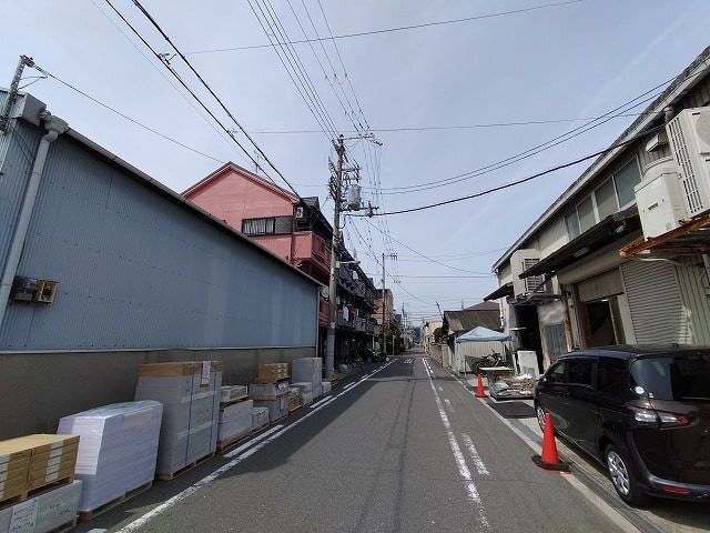 近くに幹線道路がございます。