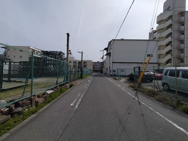 前面道路は一方通行です。