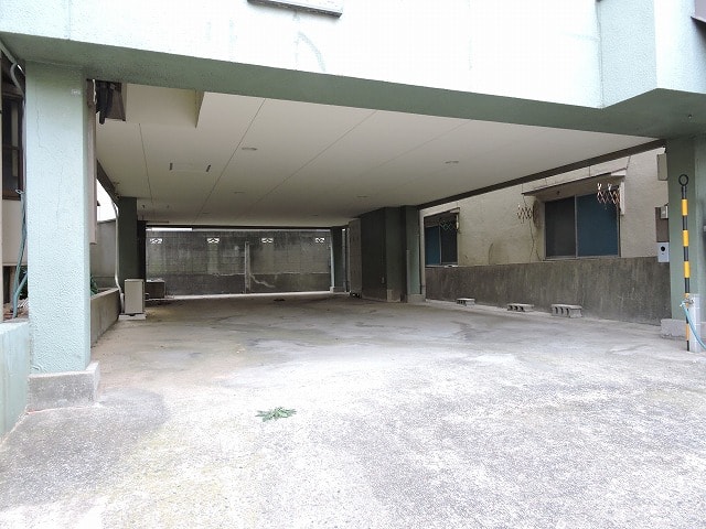 1階部分は駐車場です。