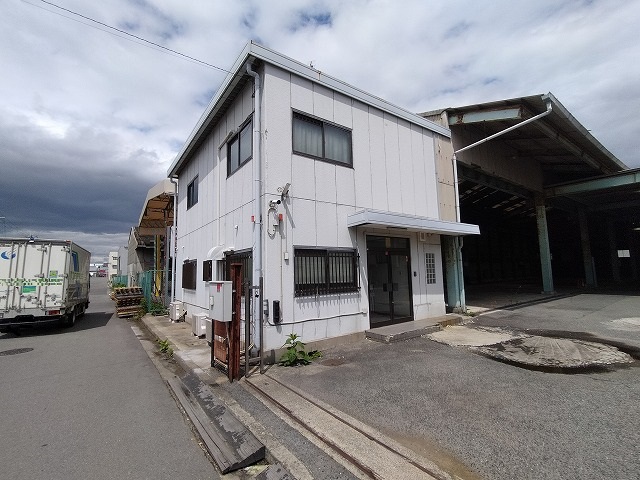 広い空地なので駐車可能です。