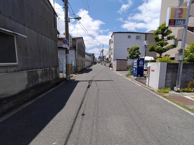 近隣にはコンビニがございます