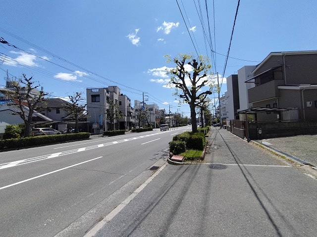 前面道路も広々としてます