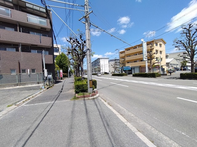 近くには大型スーパーもコンビニも
