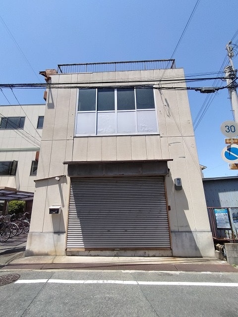 電動シャッターになっております