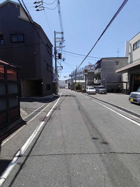 近くにドラックストアもございます