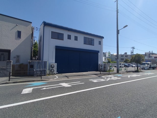 隣にコンビニがあります