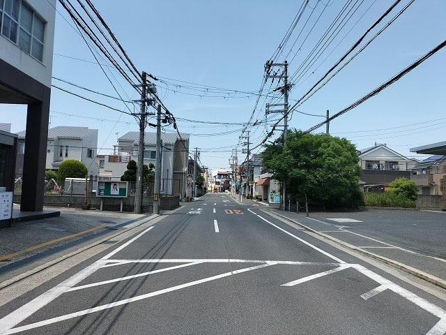 徒歩３分ほどの場所にコンビニがございます