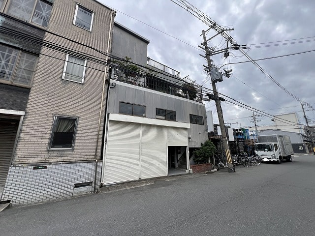 1階部分が倉庫・駐車スペースとなっています。