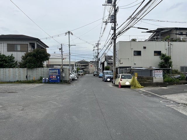 奥は道幅が狭くなっています。