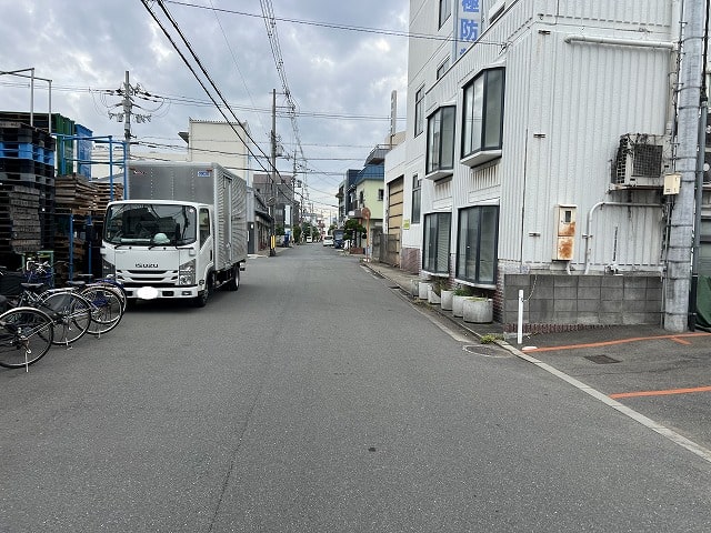 前面道路に大型車両規制はありません。