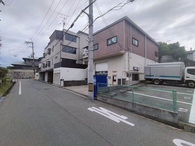 前面道路も広く駐車しやすいです。