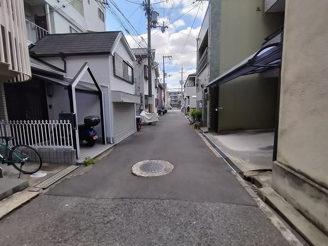 前道は少し狭くなっております。