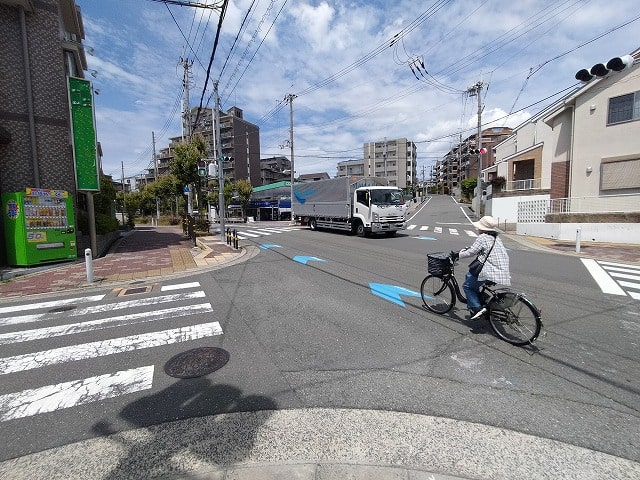 前面道路は広めです。