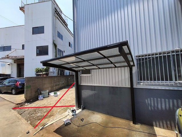 向かって左の空地は、使用不可となります。