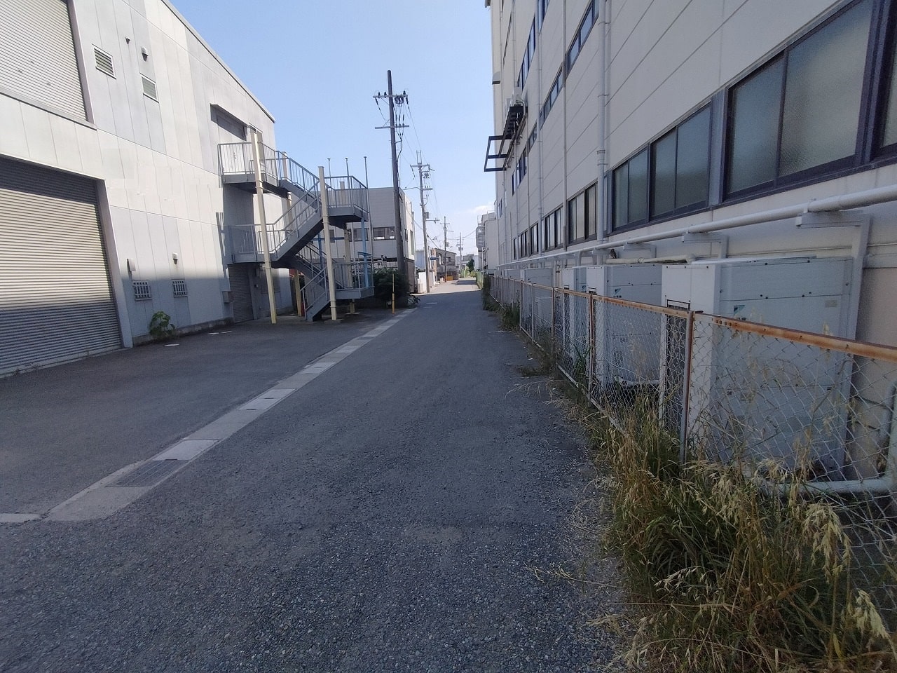 道路幅は狭いです
