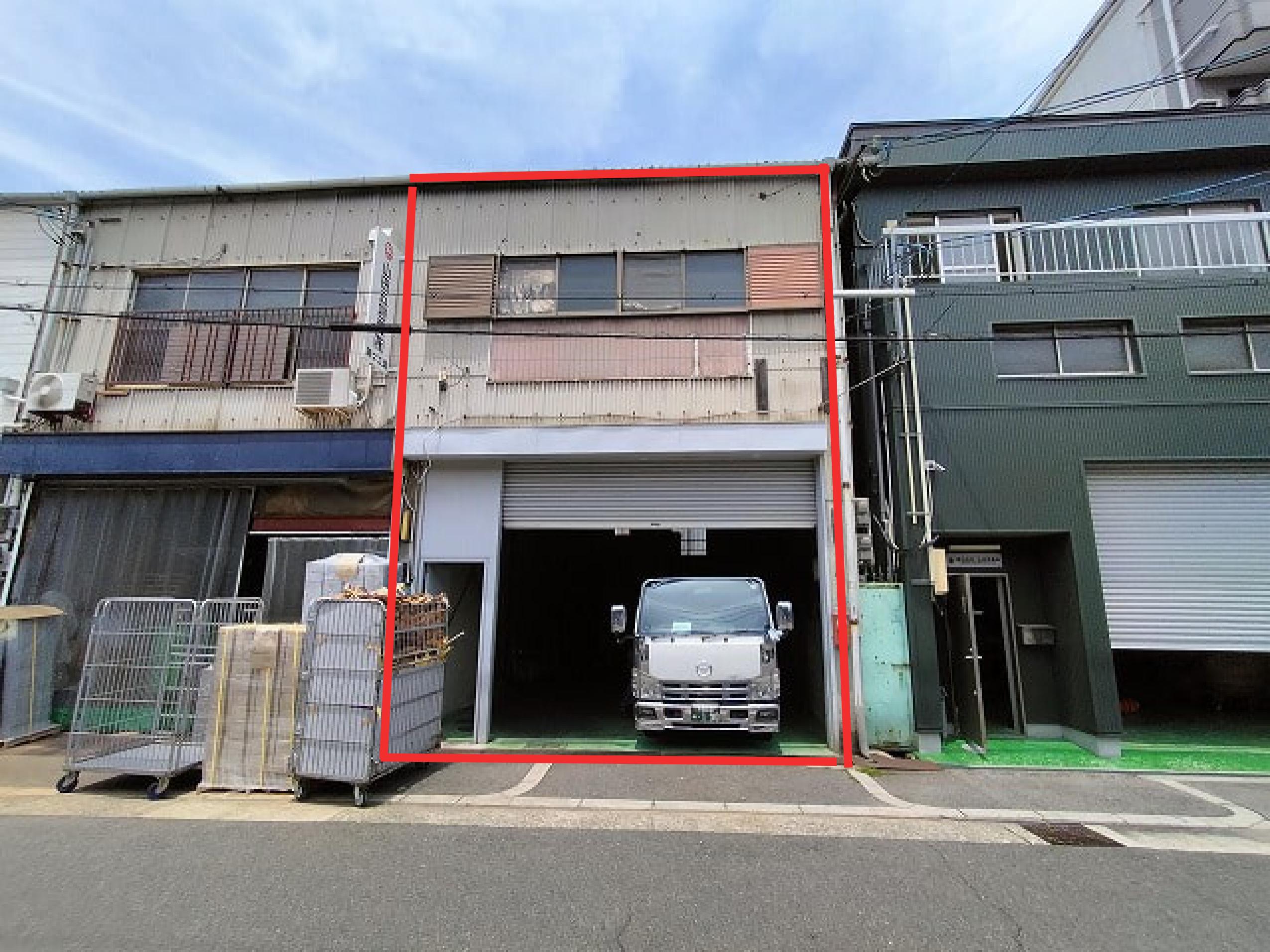 間口は電動シャッターです。