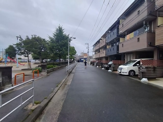 前には公園があり、近くにはコンビニがございます！