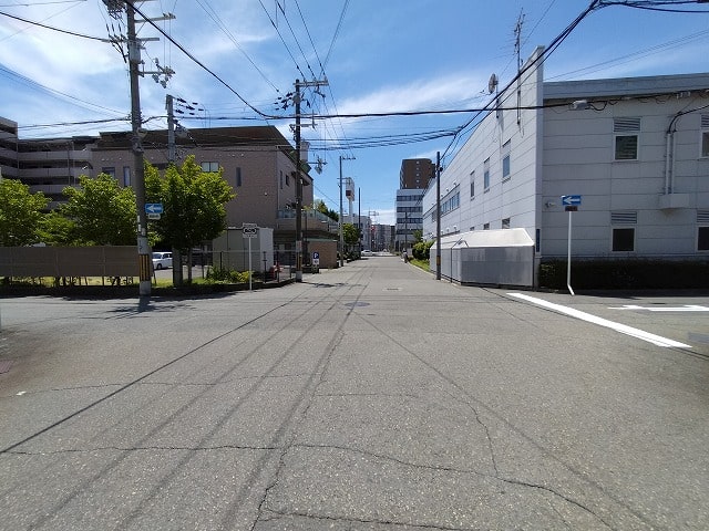 近くに幹線道路ございます。