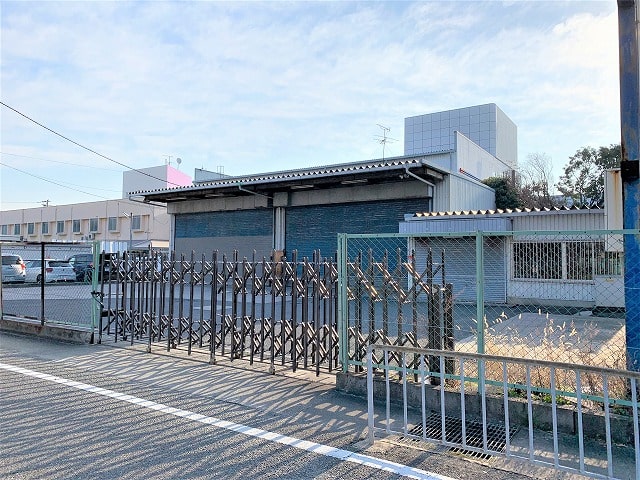 近隣に民家あります。